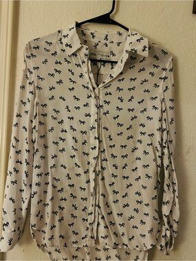 Zara White Button-Up Shirt with Navy Bow Print